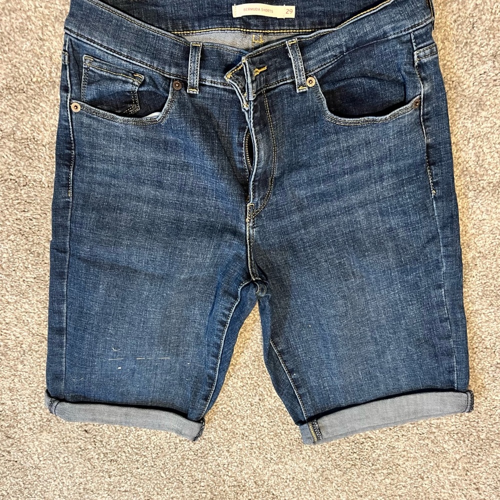 Levi’s denim Bermuda paint splatter short. Size 29